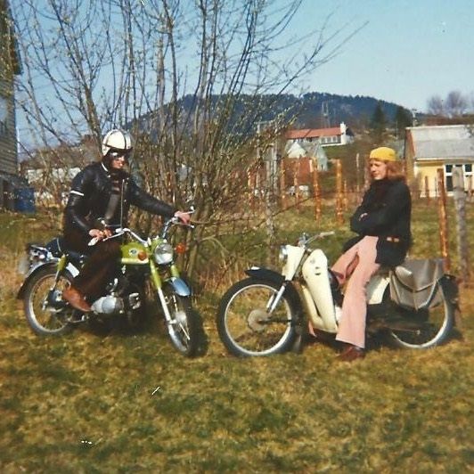 Foto: F.S.               Harald Koløy med Suzuki 50 og Bjørn Ove Sjo med Tempo Corvette