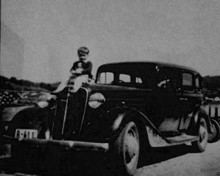 Chevrolet Master 1934. Harald Særsten på panseret, og han er fødd i 1945. Då er vel bildet frå nett etter krigen.  foto: Lars Inge Særsten