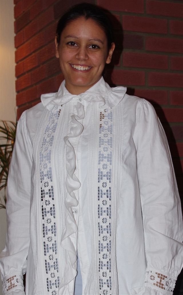 Dotter mi Ida Matilde Sæbø som Røysataus i  Ingeborg Sofie Andersdotter Sjo (Soffio) si nattskjorte.