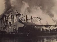 Fabrikken brenn i august1963. Foto: Tor Bjelland / Sild i boks